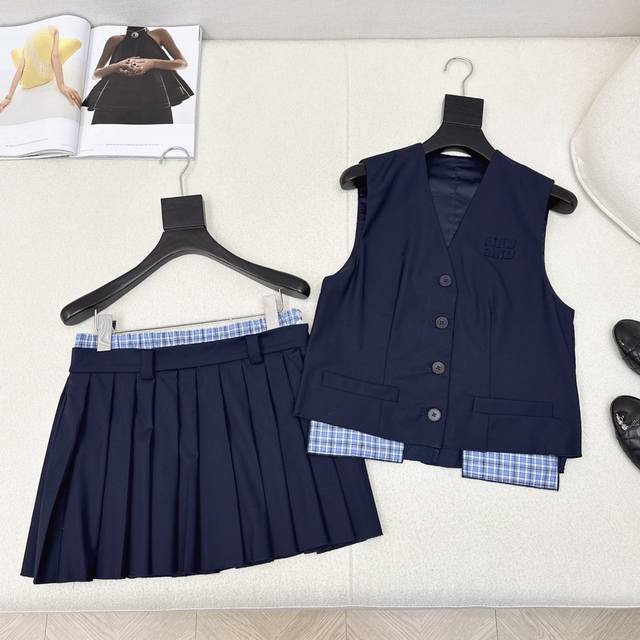 减龄缪式穿搭 Miu 25Ss 春夏最新款撞色装饰马甲套装 无袖马甲+压褶半裙 一套上身巨显高 拉高身材比例视觉感 大气优雅 可以日常休闲也可以通勤 百搭各种场