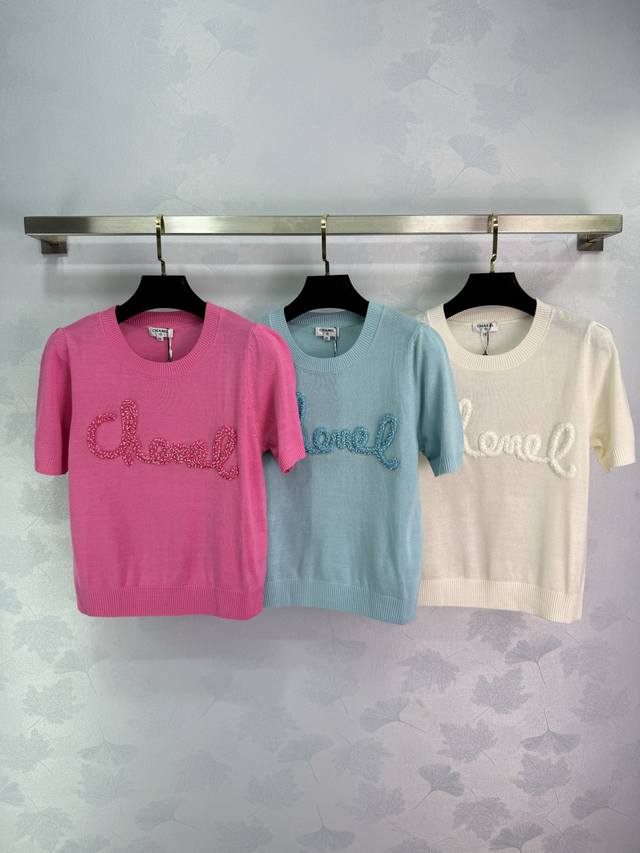 Chan*L 2025春夏最新系列！圆领针织短袖！定制Yb进口针织混纺纱线织造 细腻柔软 胸前毛巾绣字母Logo花纹呈现出三D立体效果，复古风格强烈，入眼满满的