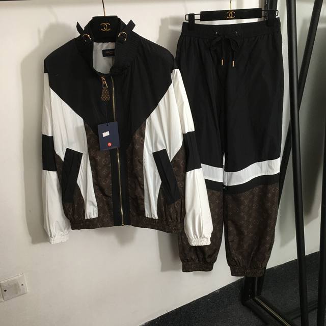 款号 3171 Lv*新款运动套装，老花Logo拼色印花 原版五金 立领长袖拉链风衣外套+松紧腰束脚休闲长裤，黑色，Sml， M码；胸围132，袖长73，长58