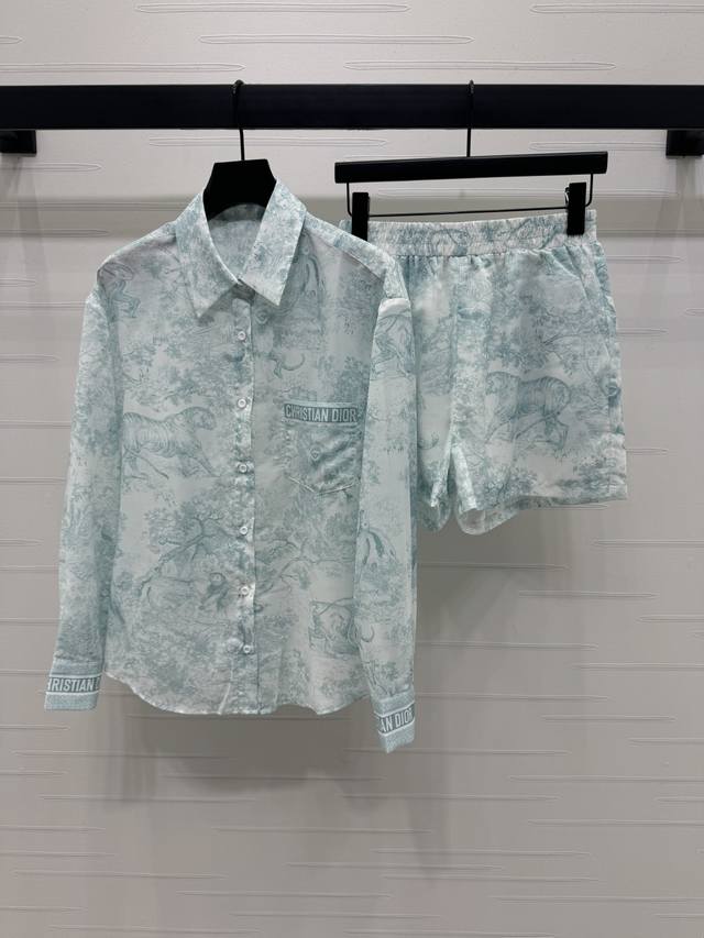 上新原单高端品质 Dio* 2025春夏新款系列！印花口袋翻领衬衫松紧腰短裤套装！定制进口斜纹稠材质 质感垂顺舒适 质感十足凸显品牌格调 呈现显瘦视觉效果 通体