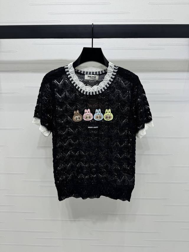 上新原单高端品Miumi* 2025春夏最新系列！撞色花边领镂空针织短袖！定制Yb进口丝毛纱线材质织造 质感高级舒适 通体波浪纹镂空碰撞形成层次感 胸前品牌字母