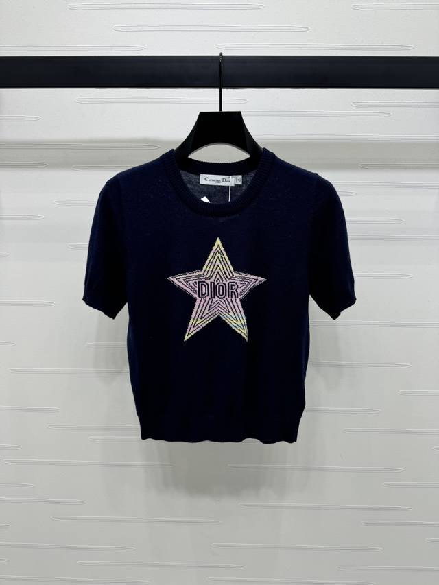 上新原端高端品质 Dio* 2025春夏新款系列！撞色星星针织短袖！定制Yb进口丝毛纱线织造 质感高级 舒适柔软 圆领短袖上衣剪裁 密实针织细腻凸显品牌质感 领
