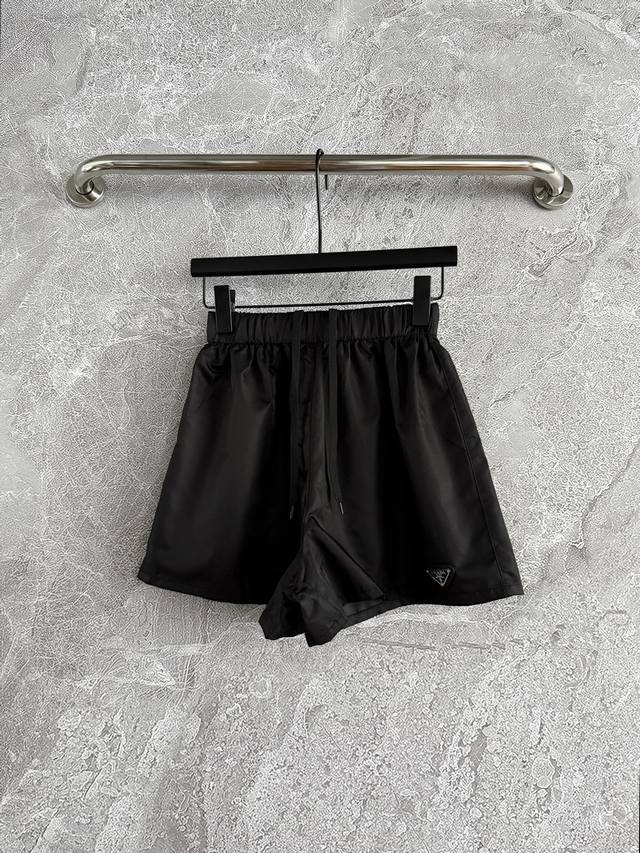 现货 款号41P 尼龙短裤采用Re-Nylon再生尼龙面料打造，标志性的三角微▼标点缀在下角，经典款 官网一直在售，经典又百搭，夏天穿完全不会热，清爽不粘黏，裤