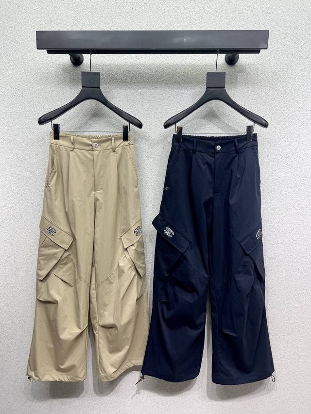 小香风口袋设计工装长裤 质感细腻软糯 经典减龄单品！设计时髦版型不挑人上身巨显瘦！白富美必收的完美单品。质感超赞完美做工品质 高品质 两色 尺码Sml