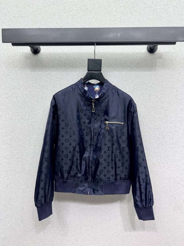 L家双面穿夹克外套 时髦帅气 高版出品！很独特的品味与个性经典款版型设计简洁而优雅 高品质 两色 尺码Sml