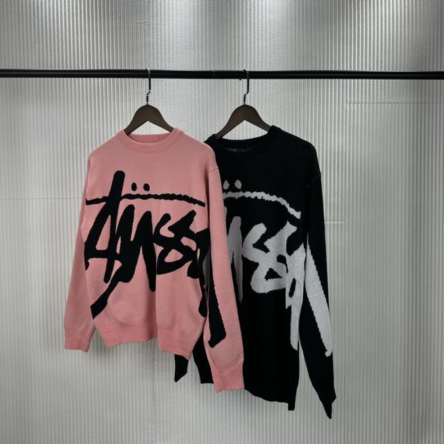 S55# Stussy 22冬季新款满身大字母Logo圆领情侣毛衣 街头潮流Stussy始于海滩文化，从冲浪玩到滑板，独特的风格占领了街头潮流的重要位置，对于时