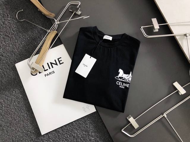 Celine 最新款印花短袖，高品质专柜原单短袖，顶级制作工艺进口面料，专柜款优质胶印印花设计，采用进口高端订制260克双纱面料，进口丝线手感一流！专柜在售！码