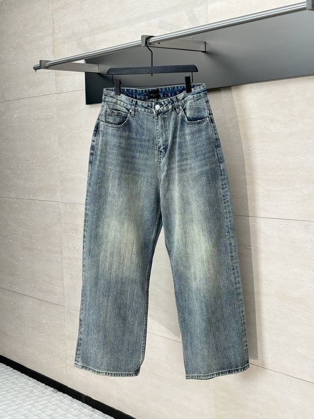 Balenciaga* 巴黎 25Ss新款Pull-Up 竹节竖纹牛仔水洗裤 采用不规则粗细节竹节纱织造，形成天然纹理，模仿手工纺纱的复古质感。 竖纹织法：区别