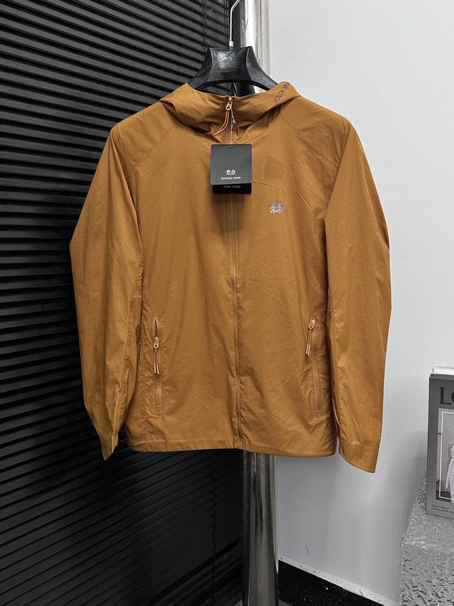 Kolon Sport 可隆轻量防风防晒夹克 轻薄防撕裂面料，舒适透气，可防止出现汗湿黏腻感，可令穿着者体感清新舒适。 立领设计，实用性和休闲感兼具。 实用双插