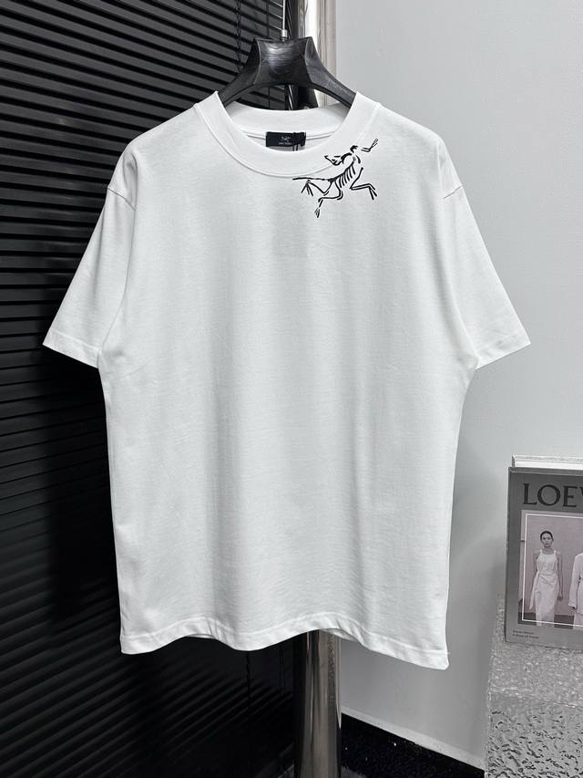 Arc`Teryx 始祖鸟发泡印花短袖T恤 定制280克全棉面料，面料柔软，亲肤舒 非常简约大气的一款 无论是上身舒适度都是无可比拟的存在，诠释你的奢华与品位，
