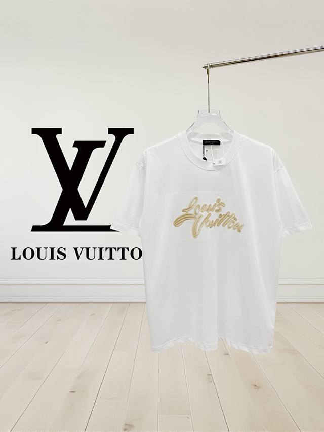 高品质] Louis Vuitton 路易威登 25Ss春夏新款 ，签名刺绣字母短袖T恤，面料采用纯棉材质，采用田岛机棉麻融入品牌刺绣。后背新造型提花小方块为休