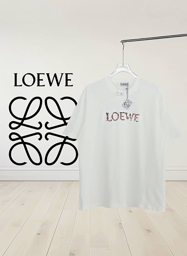 高品质]Loewe罗意威2025新品上架 混纺纱线 圆领刺绣 定制Yb原生全棉材质 透气舒适 质感十足 宽松落肩短袖T恤裁剪 凸显品牌格调 采用克重纯棉制成 略