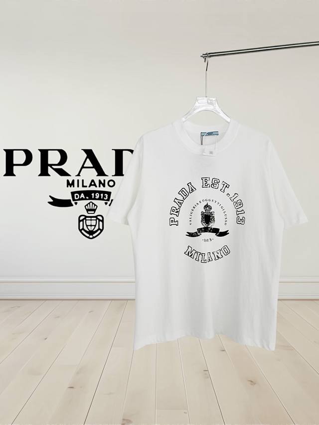 高品质] Prada 普拉达 25Ss春夏最新款圆前面采用印花时尚短袖T恤，*32支280G定制纯棉面料活性棉 面料透气舒适易清洗 官网同步！贴肤舒适，耐看又好