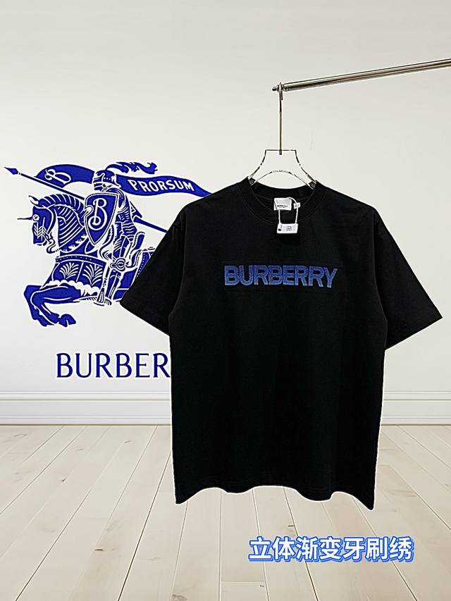 高版本] Burberry 巴宝莉 早春25Ss.前面采用高工艺牙刷绣绣出英文Logo，后幅刺绣战马短袖T恤.原版开模，重磅双280G32支纯棉洗水手感，前后片