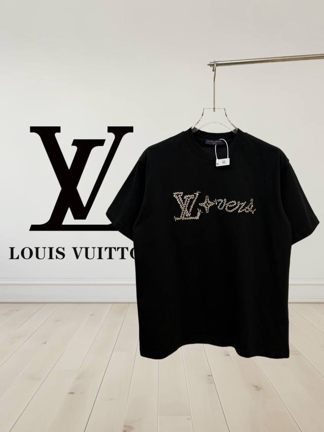 高版本]Louis Vuitton*路易威登 刺绣签名短袖T恤 *采用280克高克重双股双纱纯棉面料 此面料要明显好于普通纱的面料 由于纱线的均匀度高 织出的面