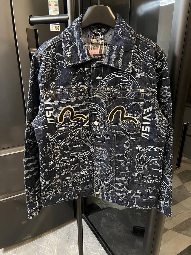 隔天 Evisu 福神 25Fw 满印提花刺绣鲤鱼龙纹牛仔外套 蓝 男士家花满印牛仔主打款，冠希代言上身同款！福神牛仔一直是男人衣橱里必备的单品！今天这款也是经