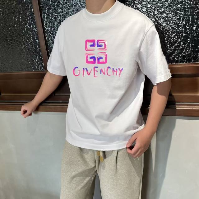 Gvc 纪梵* 25Ss 大师亲手设计潮牌新品印花圆领短袖T恤 春夏最新砖柜同步 Os落肩版型 300克重全棉 时尚又个性 超级百搭好看的一款 男女都非常合适
