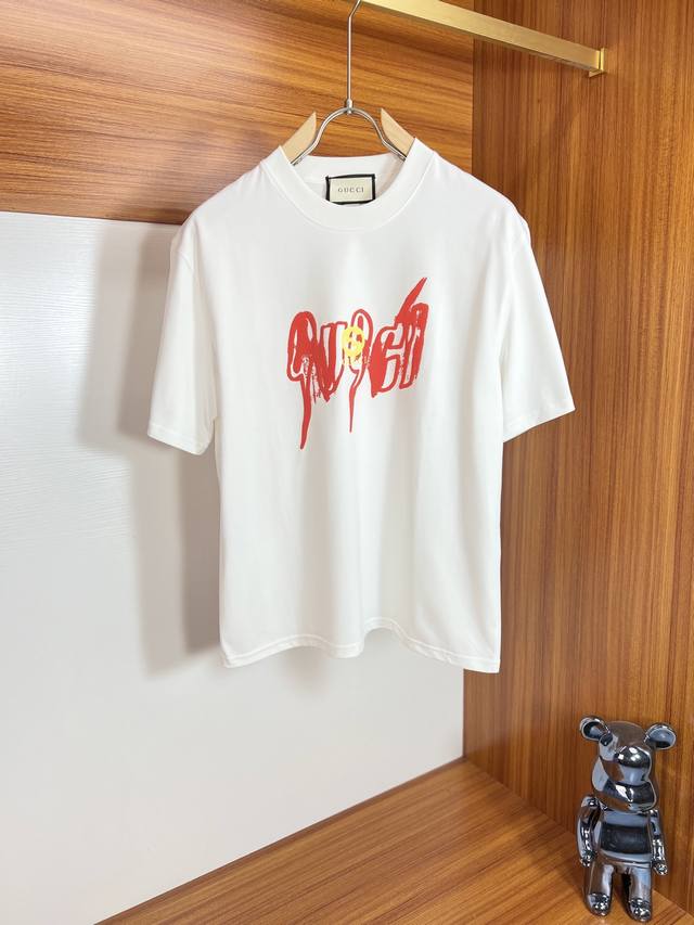 Gucci 古奇 2025最新款潮牌情侣款，经典Logo印花圆领T恤，春夏新品！高品质280克纯棉面料，时尚百搭经典潮款 ，穿着舒适，透气 时尚，不失个性， 帅