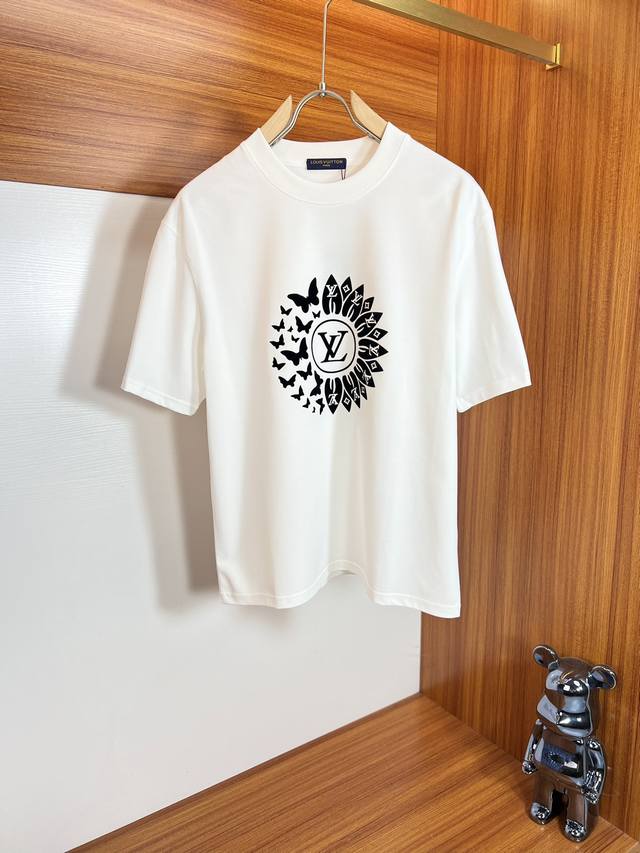 Lv 路易威登 2025最新款潮牌情侣款，经典Logo印花圆领T恤，春夏新品！高品质280克纯棉面料，时尚百搭经典潮款 ，穿着舒适，透气 时尚，不失个性， 帅气
