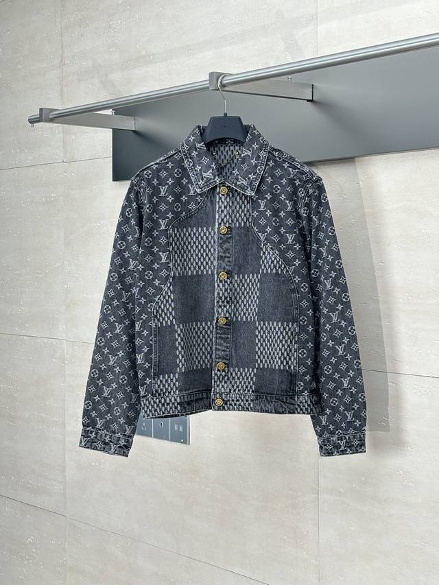 Lv 路易 X Nigo联名提花牛仔外套 面料采用定织定染竹节棉牛仔提花面料 做工十分复杂 最让人头疼的是他的图案还是左右对位的 采用定位剪裁后 面料耗损度非常