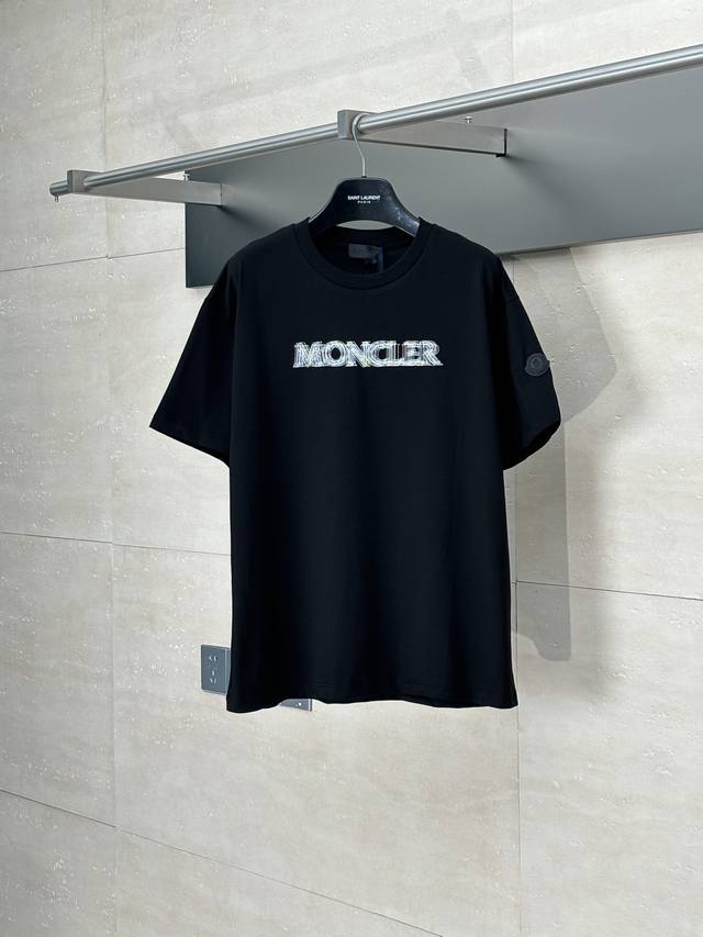 Moncler* 蒙口 25Ss新款繁星标识短袖T恤 定制尊享丝光密纺棉 细腻柔软 舒适贴肤 以纯粹的黑色为主色调 Moncler标识印花如繁星点点，厚板印花