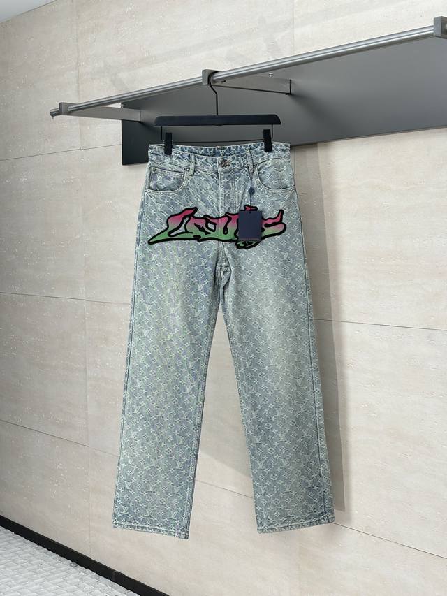 Lv* 路易 25Fw新款火焰提花牛仔裤 原16,000购入，面料采用定制老花提花帆布面料，这种面料柔软而坚固耐用，兼具防水及高度防刮花的特点，面料做了成衣重工