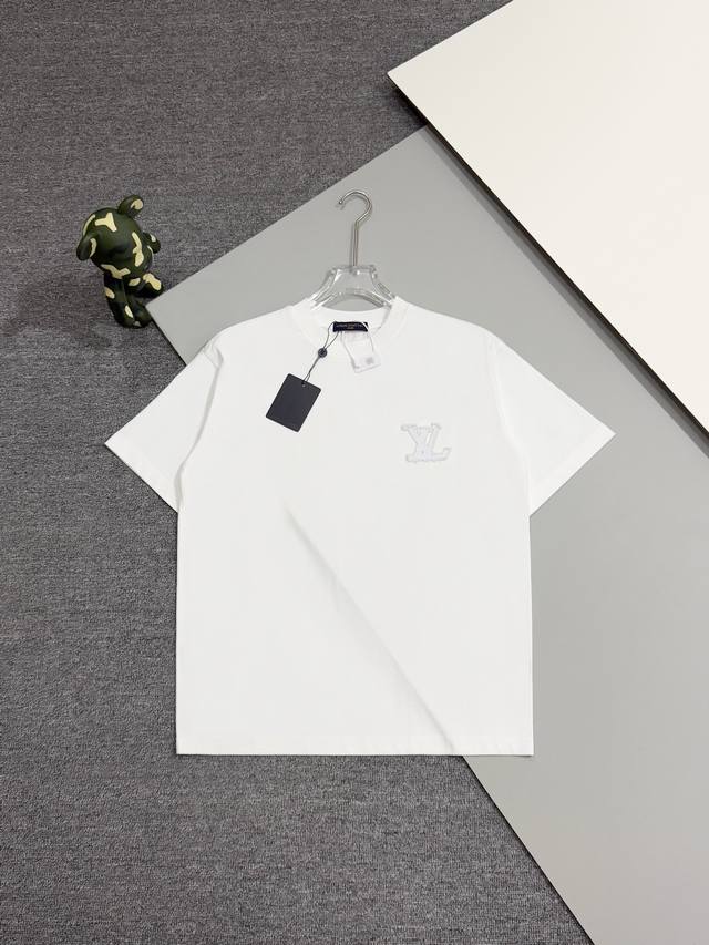 高版本] Louis Vuitton 路易威登 顶级货品2025春夏新款首发最新款短袖圆领T恤 采用帖布高端订制刺绣， 设计前卫时尚！品牌Logo重工艺设计 高