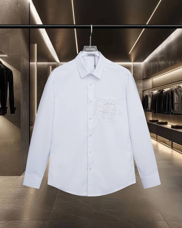 Loewe 罗意威 爆款来袭 胸前口袋立体标识针绣Logo字母长袖衬衫 2025Ss官网新款长袖 衬衫 衬衣 精美刺绣Logo 高端版本，专柜定制面料 透气舒适