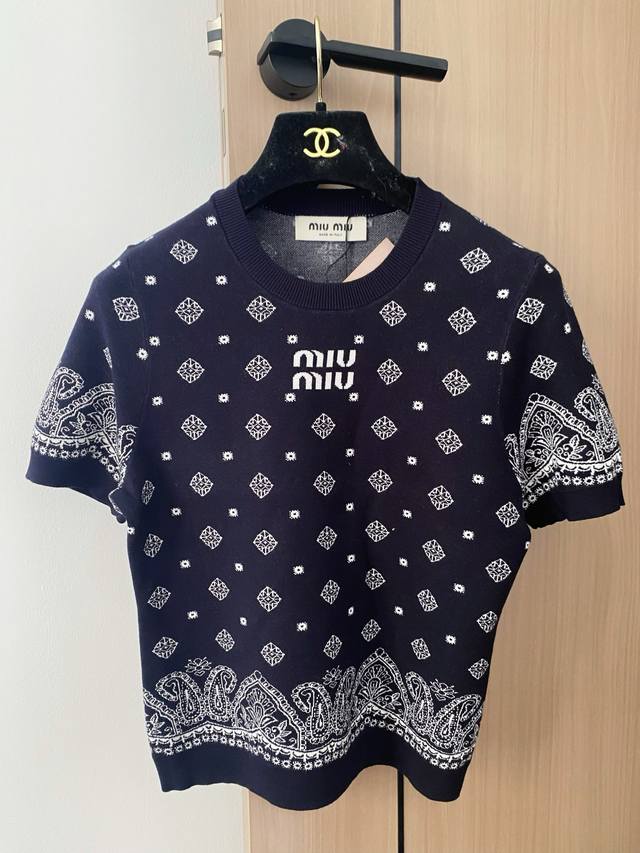 新款 二色圆领短袖 刺绣Logo点缀修饰 减龄少女 上身显瘦百搭 色 码数：