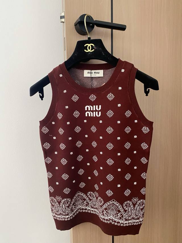 新款 二色背心 刺绣Logo点缀修饰 减龄少女 上身显瘦百搭 色 码数：