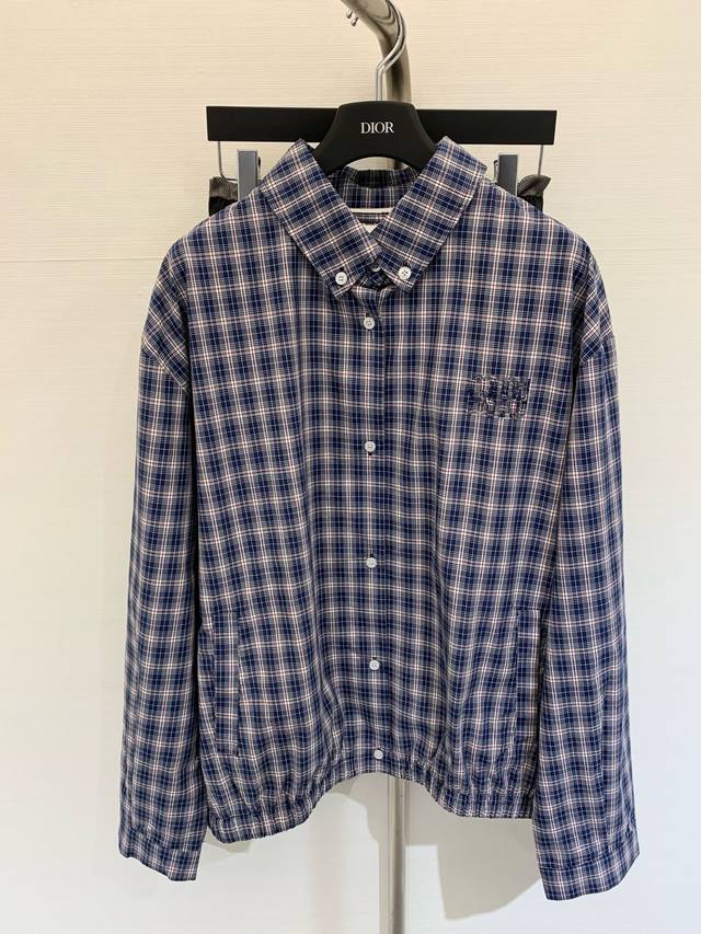 春夏系列 蓝调格纹衬式夹克廓形外套 定位刺绣字母点缀提升品牌格调，宽松休闲男友风剪裁版型百搭不挑人，甜酷风时髦少女衣橱必备。定制色织精纺%纯棉面料质感超赞！ 码
