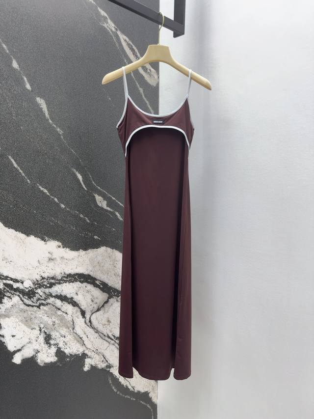 Miu 25Ss 春夏新品高弹力撞色吊带连衣裙 面料柔软细腻光滑超适合夏天 高级撞色而不失时尚 修身弹力版型量身定做般的舒适 时髦洋气万能百搭的一款 减龄少女风