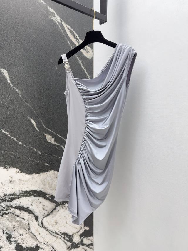 Ver 25Ss 春夏新品不规则垂褶短款黑色小礼裙 高品质拼接面料手感超赞 修身包臀版型上身巨显瘦不失女人味 面料舒适有弹力 肩带拼接金属点缀个性时髦 走路自带