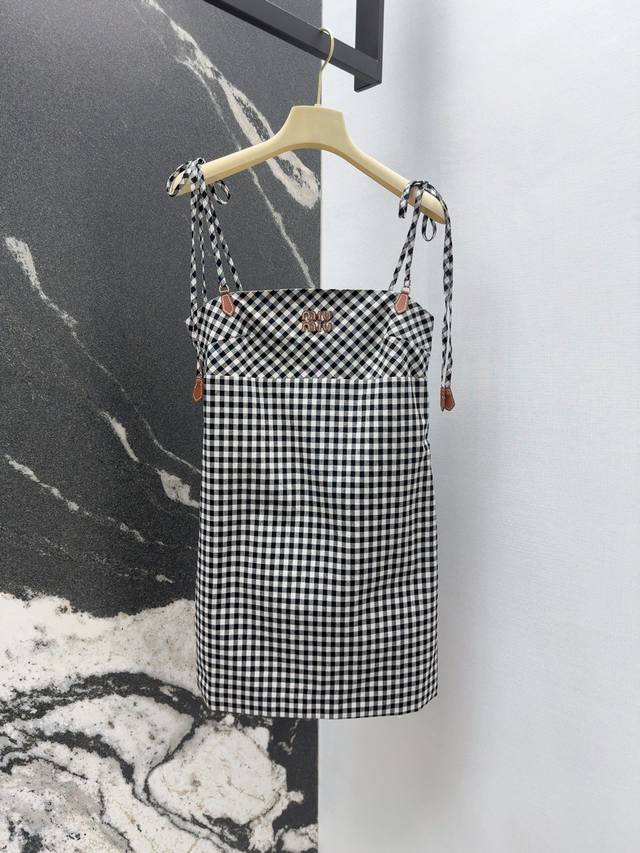 Miu 25Ss 春夏新品知识分子少女风黑白小格子吊带连衣裙 俏皮甜美抹胸吊带裙型可盐可甜 定制进口纯棉面料 皮标刺绣字母Logo低调奢华 复古维希黑白格纹元素