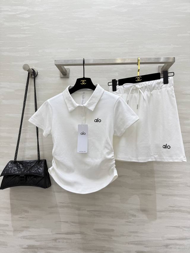 Alo2新款休闲套装 Polo衫设计简约又不失时尚感 领口微微立起轻松凹出精致小V脸 面料亲肤又透气 运动时穿排汗速干 日常出街也超舒适 短裙长度恰到好处 修饰