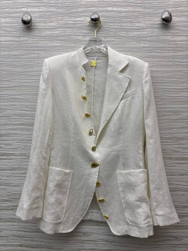 四个码数Smlxl Sch家25春夏新款 异形扣立翻领亚麻西装外套 领子与袖子开模异形扣 每个扣子都不一样 立体西装版型 独具匠心的设计 更显别致 采用亚麻面料