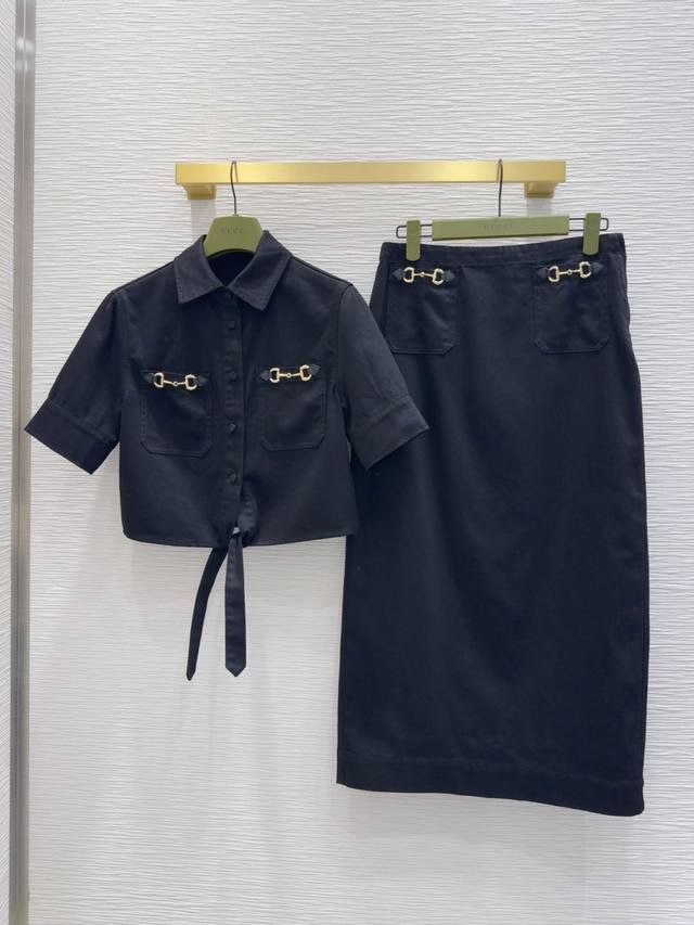 Gucc*2025Ss新款 设计感拉满的绝绝子套装！时髦低调气质又奢华高级！版型百搭不挑人，做工品质看细节。白富美必入！强烈推荐。Sml S上衣 后中长43 胸