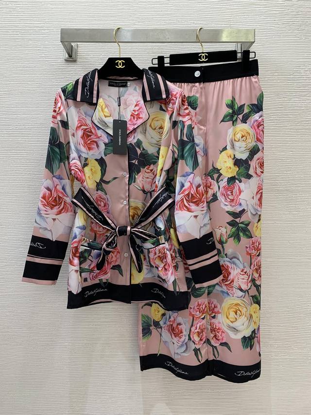 杜嘉班纳Dg*新款 西西里度假风玫瑰印花睡衣风家居服套装！系带束腰翻领长袖衬衫+松紧腰直筒阔腿裤长裤！ M码：肩宽37，胸围102，袖长59，衣长73；腰围68