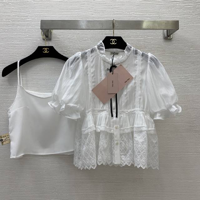 Miumi*缪家新款 高端定制天丝面料、胸前重工压褶蕾丝拼接蝴蝶结装饰气质甜美减龄荷叶边泡泡袖上衣纯色吊带打底衫内搭！白色， S码：内搭胸围84，衣长43，胸围