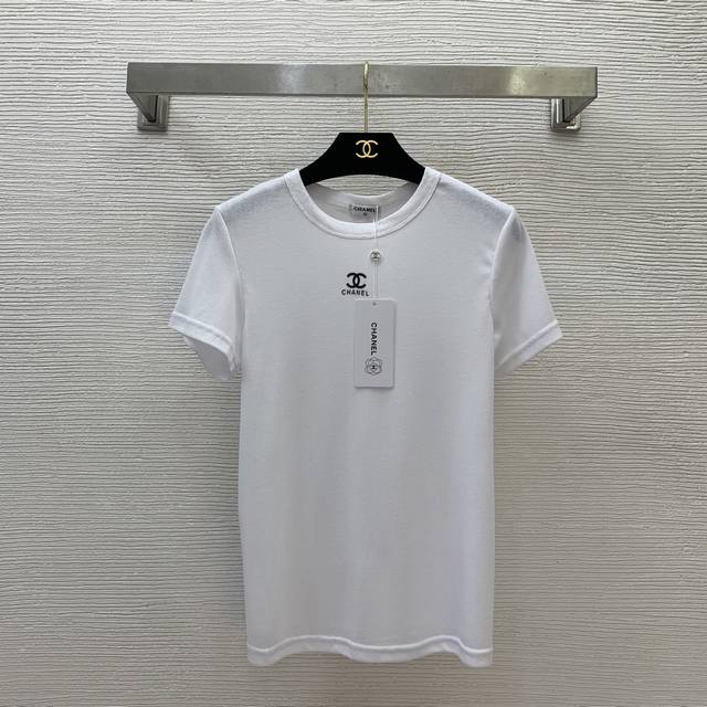 Chane*新款 胸前立体硅胶双C字母Logo简约时尚轻薄透气修身短袖T恤上衣！黑色、白色、均码 肩宽38，胸围80，袖长18，衣长61