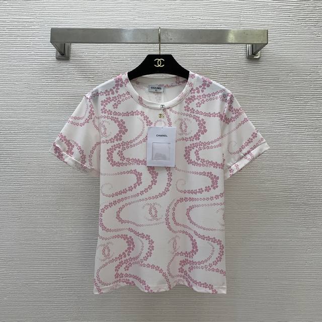Chane*新款 小香金属配件装饰波纹花朵双C印花宽松时尚短袖T恤上衣！粉色、蓝色、 M码：胸围102，袖长19，衣长59