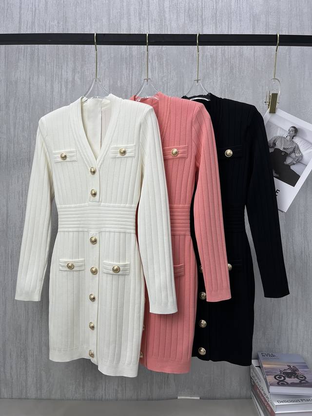2025早秋新款 B家V领金扣提花裙 一个星期出货 Size: S- L