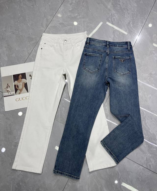 细节实拍 Prad* 定制Logo三角牌烟管裤 选用四面弹牛仔面料裁就而成 柔软又有筋骨感 小烟管版型 显瘦显腿直 利落简约 穿着毫无束缚感 版型很包容 休闲百