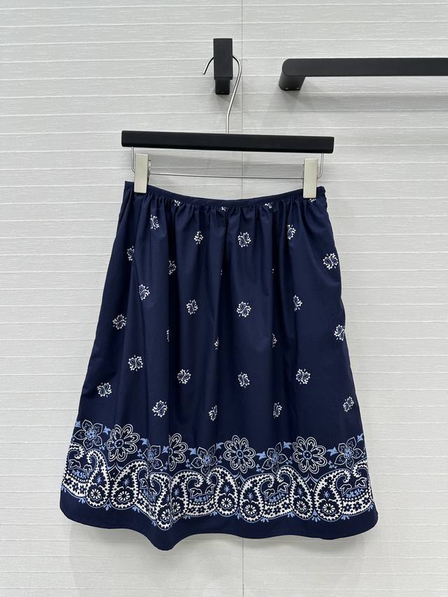 独家首发 原单品质。Miu系少女时髦穿搭！度假风中长款半裙！全定位印花佩里斯纹图案满满的夏日气息！定制进口纯棉面料质感超赞。经典褶裥宽松版型上身巨显瘦！上身温柔