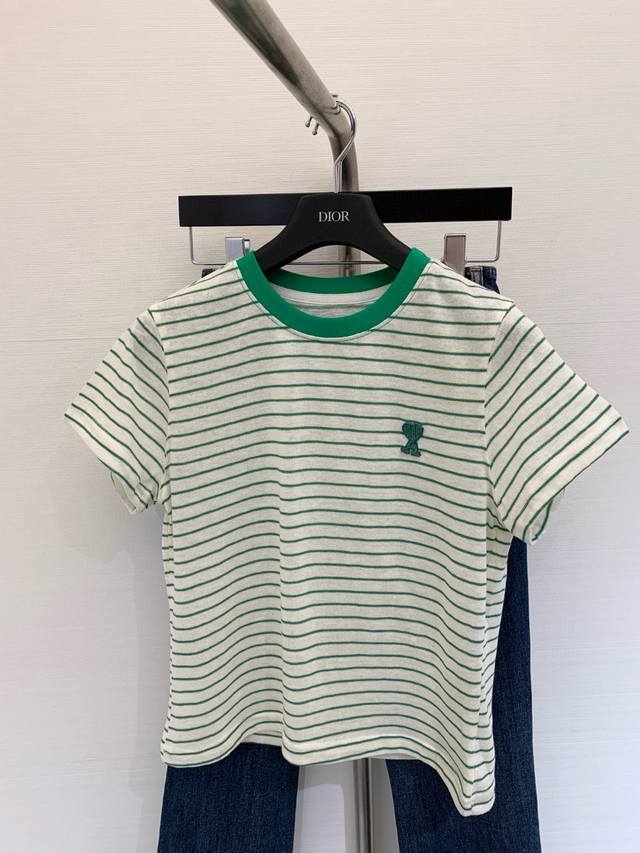 夏季新款 撞色条纹短袖，圆领舒适贴合点睛休闲姿态，和谐呼应大身，领型不易变形，上身平整易穿脱，光洁细腻。经典版型舒适塑形恰到好处，不限身材。随处可见的小心机细节