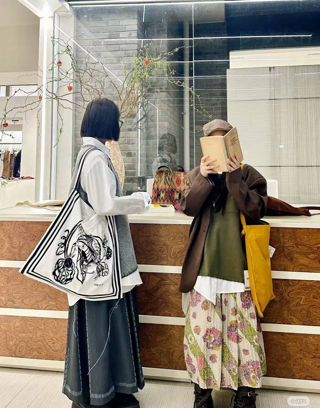 上新 25 新品现货 新款法式碎花撞色半身裙。码数Sml