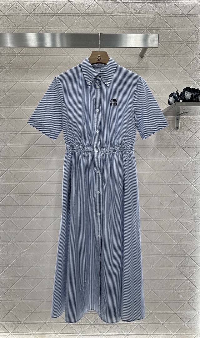 Miumi* 2025新品上架 翻领衬衫条纹连衣裙 定制Yb斜纹全棉材质 质感舒适 垂顺有型 纽扣开襟短袖衬衫连衣裙 通体竖列分布两色条纹交织 收型舒适 腰间褶