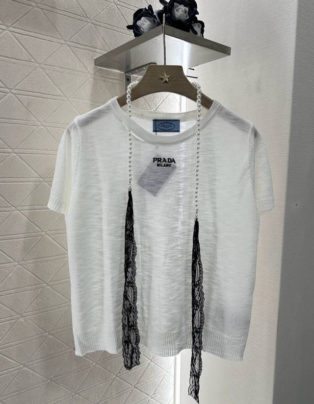 Prad* 2025新品上架 蕾丝珍珠链条针织短袖 定制Yb亚麻混纺纱线织造 柔软亲肤 舒适有型 圆领针织短袖剪裁 美化头肩比例更显瘦 通体细腻纹理 视觉显瘦更
