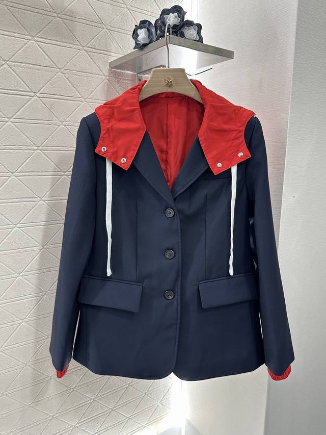 Miumi* 2025新品上架 垫肩拼色西装外套 定制Yb进口精纺羊毛材质 质感光泽 品相十足 裁剪垂顺流畅 枪驳式翻领单排纽扣 正肩版型 时髦洋气 领边连接红