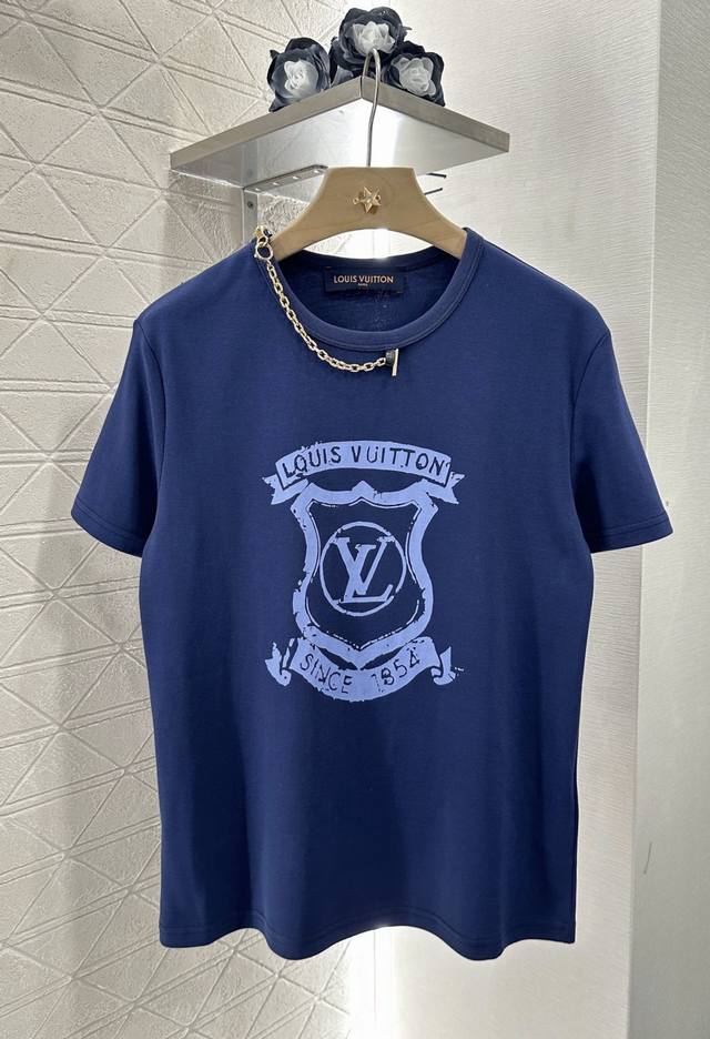 Louis Vuitto* 2025新品上架 印花链条 定制Yb丝光全棉材质 透气舒适 质感十足 常规短袖T恤裁剪 凸显品牌格调 采用克重纯棉制成 略带有弹力